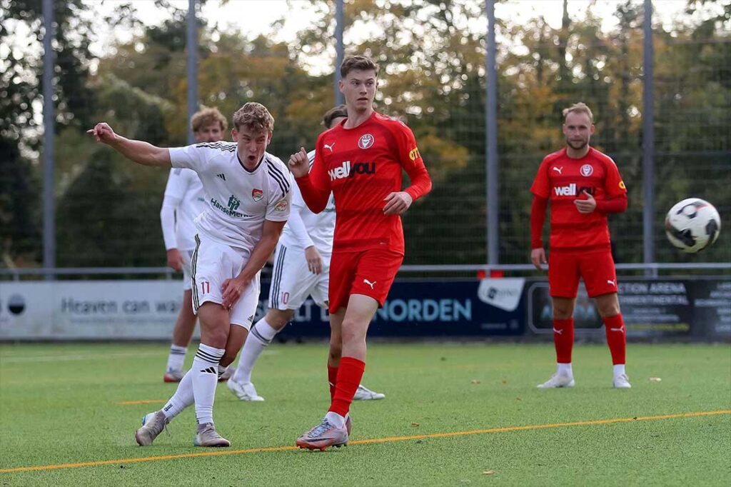 Marten Soder  (li., Kaltenkirchener TS) klärt im Hinspiel vor Marvin Müller (Kilia Kiel). © 2025 Ismail Yesilyurt