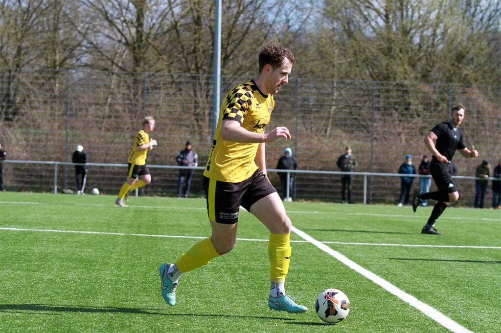 Marvin Bruhn ist bei Frisia Risum-Lindholm Kapitän, Vorbereiter und dazu noch ein exzellenter Torjäger, In Kronshagen gab es das Tor Nummer 20. © 2026 Ismail Yesilyurt
