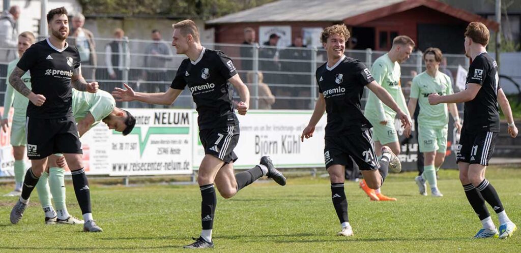 Marvin Wolf und der Heider SV nach dem 4-1. © 2026 Volker Schlichting