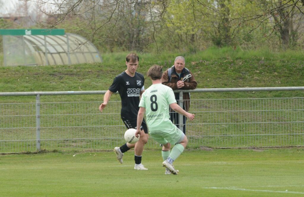 Mats Klüver (SV Todesfelde) gegen Tim Jansa (PSV Neumünster). © Olaf Wegerich