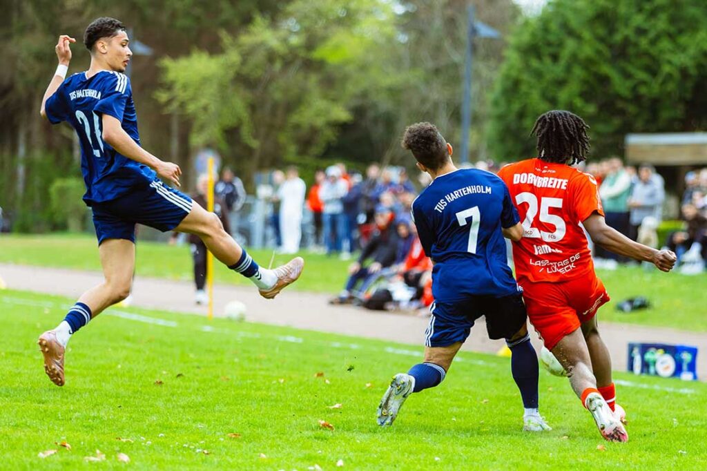 Miguel Marcus und Santino Laubinger (Hartenholm) gegen Adeoye James (Dornbreite Lübeck). © 11ven Pixel