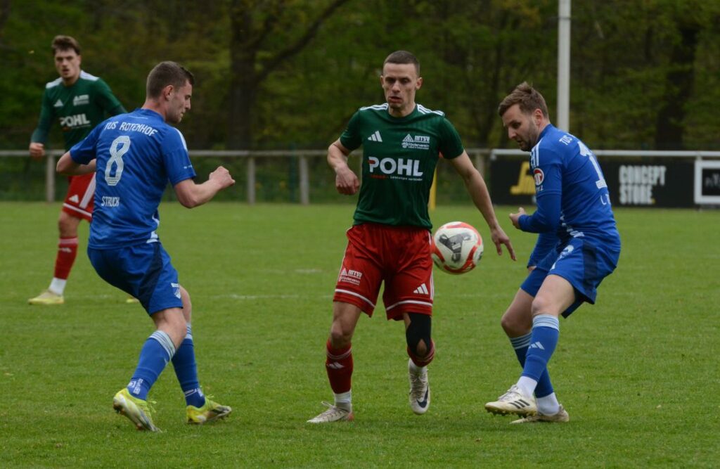 Mika Hirsch (MTSV Hohenwestedt gegen Felix Struck (li) und Lewin Traulsen (TUS Rotenhof). © 2026 Olaf Wegerich