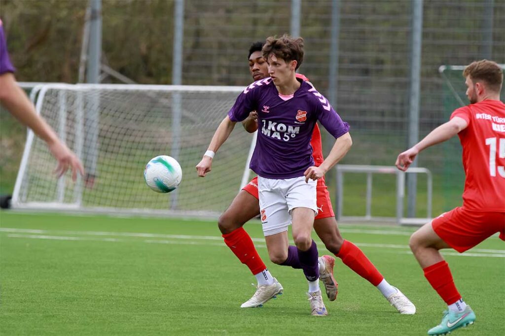 Mika Meyer (SV Eichede), verfolgt von Denzel Imasün (Inter Türkspor Kiel) gab mit seinem Doppelpack dem Eicheder SV den notwendigen Schub für einen Erfolg. © 2026 Ismail Yesilyurt.JPG