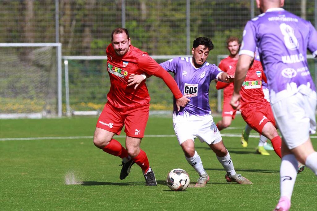 Mit Lars Horstinger (Co-Trainer Inter Türkspor) warf headcoach Karim Youssef eine Unbekannte in die Gleichung gegen den VfR Neumünster, die fast aufging. © 2026 Ismail Yesilyurt