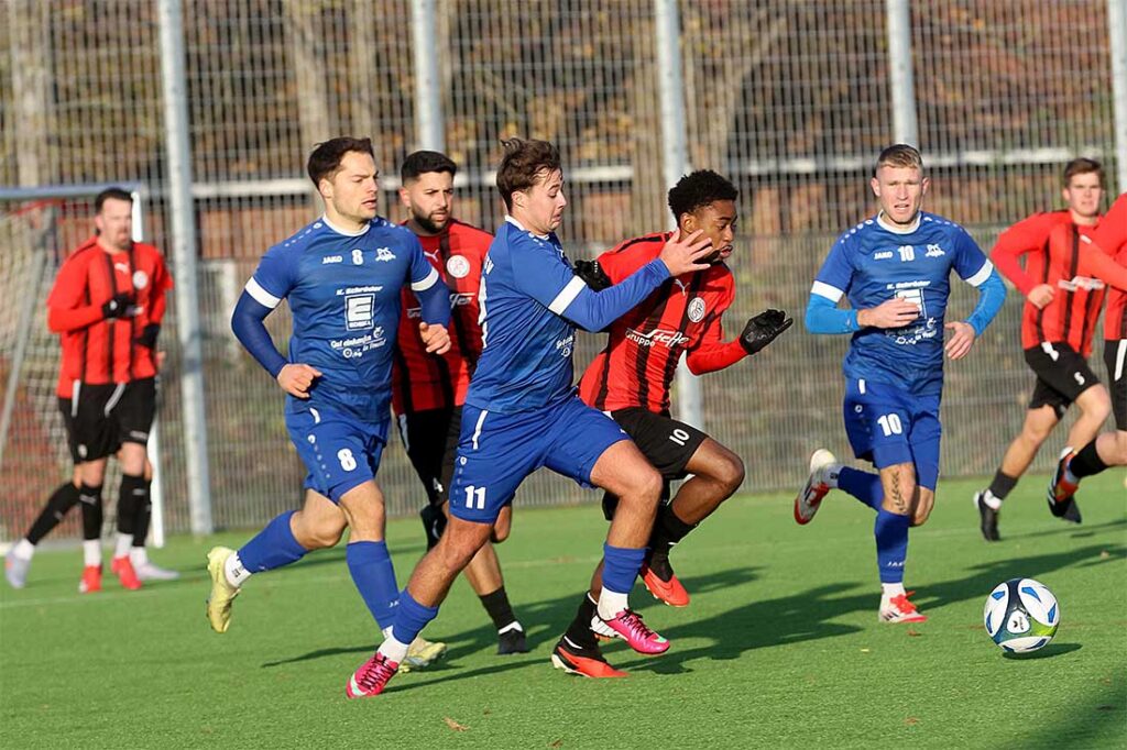 Moritz Danberg (li., Preetzer TSV) im laufduel gegen Delpiero Bamm (Probsteier SG). © 2025 Ismail Yesilyurt