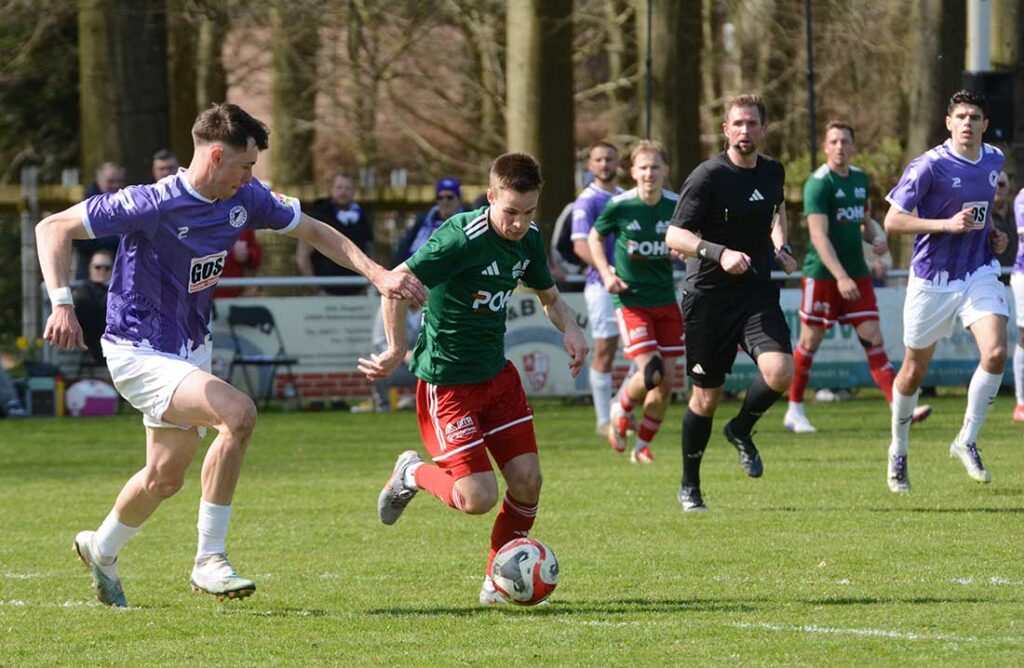 Nick Neca (VfR) gegen Thies Kochanski (MTSV). © 2026 Olaf Wegerich