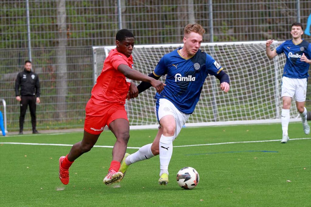 Nils Adjamgba (Inter Türkspor Kiel) versucht, Lenny Borges (Holstein Kiel II) aufzuhalten. © 2026 Ismail Yesilyurt