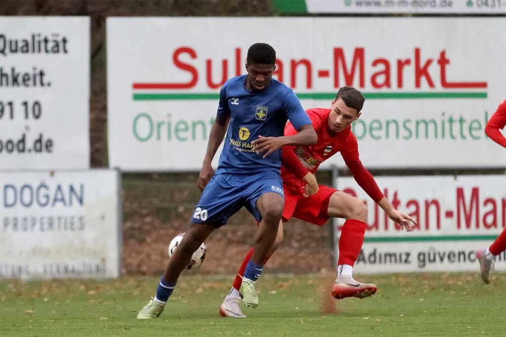 Noah Odiase (Eutin 08), hier im Spiel bei Inter Türkspor KIel gegen Pascal Polonski, sorgte für die überraschende Führung. © 2025 Ismail Yesilyurt