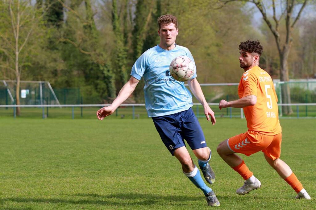 Ole Sellmer (Suchsdorfer SV) am Ball gegen Danny Brack (SVG Pönitz. © 2026 Ismail Yesilyurt