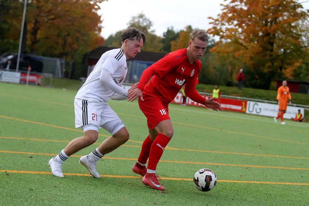 Paul Meseberg (Kilia Kiel) im Hinspiel gegen Max Spreitzer  (li., Kaltenkirchener TS). © 2025 Ismail Yesilyurt