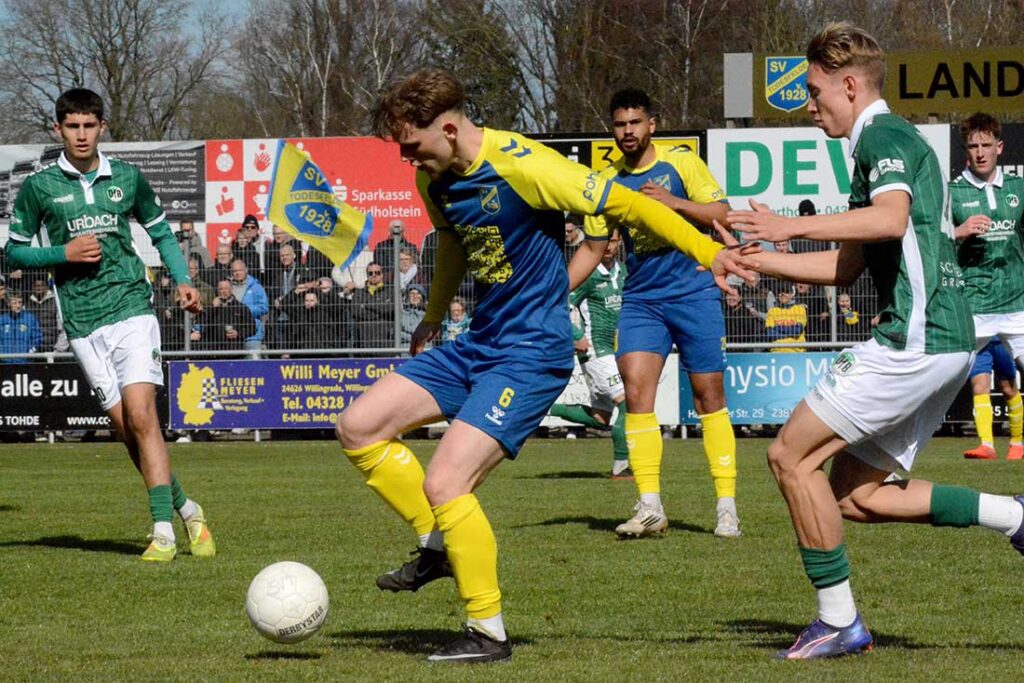 Pawel Erfmann (Tofe) gegen Mika Lehnfeld (VfB). © 2026 Olaf Wegerich