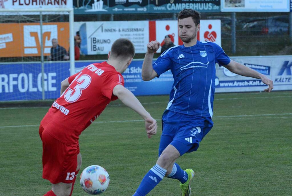 Phil Petersenn, hier gegen Felix Struck (TUS Rotenhof), und Eutin 08 verpassten den Sprung weg von den Abstiegsplätzen. © 2026 Olaf Wegerich