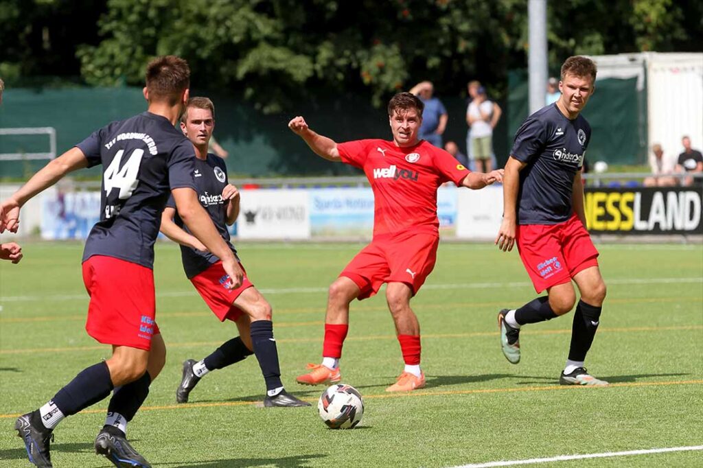 Philipp Spohn (mitte, Kilia Kiel)hat das Auge und Gespür für den tödlichen Pass. © 2025 Ismail Yesilyurt