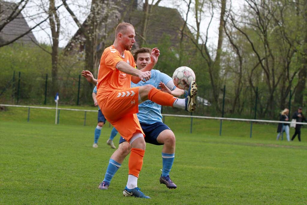 Pönitz-Kapitän Justin Toth viele Ideen, aber gegen die Suchsdorfer Abwehrmauer fiel es schwer, Lücken zu fnden. Rechts SSV-Spielführer Moritz Borchers. © 2026 Ismail Yesilyurt