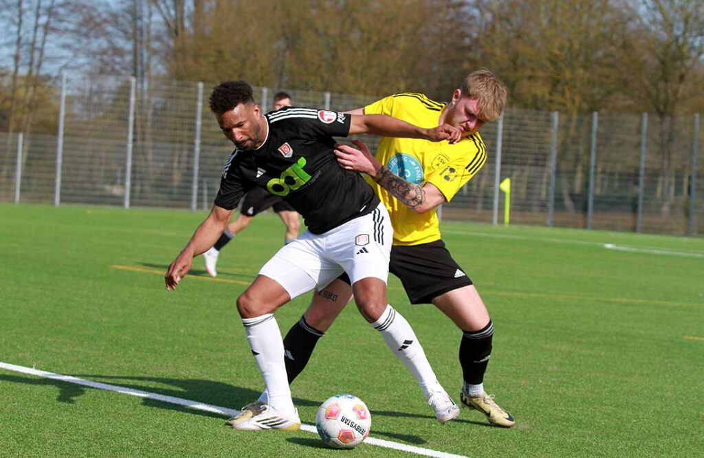 Ringen auf engsten Raum - Stephan Wendt (MTV Dänischenhagen) behauptet den Ball gegen Leon Pantel (TSV Altenholz). © 2026 Ismail Yesilyurt