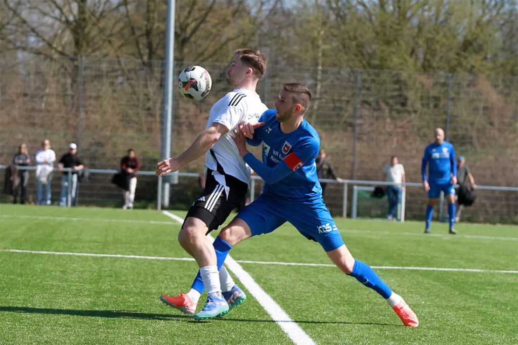 Roman Reikat (TSV Kronshagen), der viele Meter für die Mannschaft machte, von Jonas Goos (TSV Friedrichsberg-Busdorf) bedrängt. © 2026 Ismail Yesilyurt