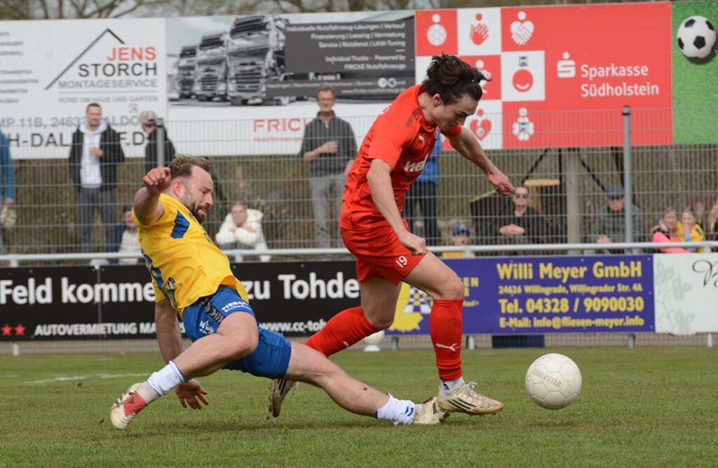 Schneider (Tofe) mit Grätsche gegen Klein (Kilia). © 2026 Olaf Wegerich