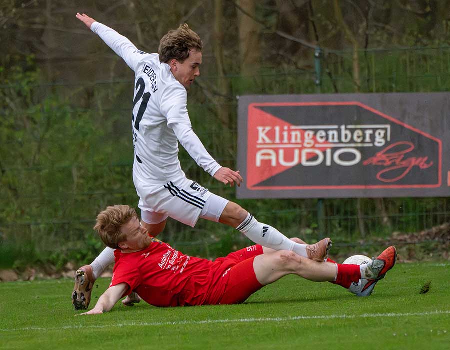 So besteht man Abstiegskampf - mit großem Einsatz wie von Philip Kunert (Eutin 08) gegen Thede Reimers  (Heider SV). © 2026 Olaf Wegerich