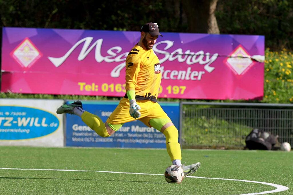 Starker Rückhalt des VfR Neumünster - der starke Keeper Christopher Newe. © 2026 Ismail Yesilyurt