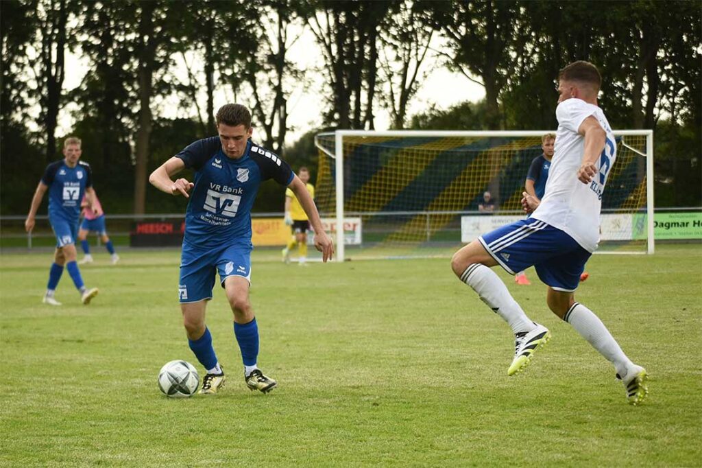 Szene aus dem 0-5-Hinspiel Edison Sofia (TUS Jevenstedt) am Ball gegen Brian Kliese (TSV Rantrum). © 2025 Olaf Wegerich