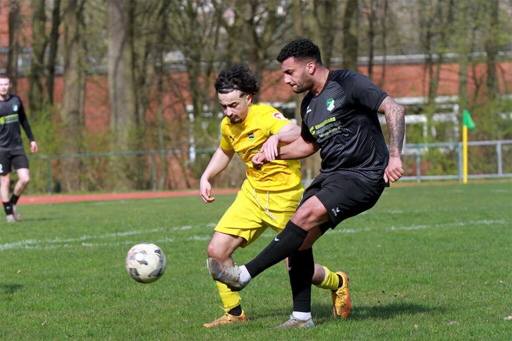 Tarek Yassine (TSV Hattstedt) im Zweikampf mit Anis Assameur (li., SVE Comet Kiel). © 2026 Ismail Yesilyurt