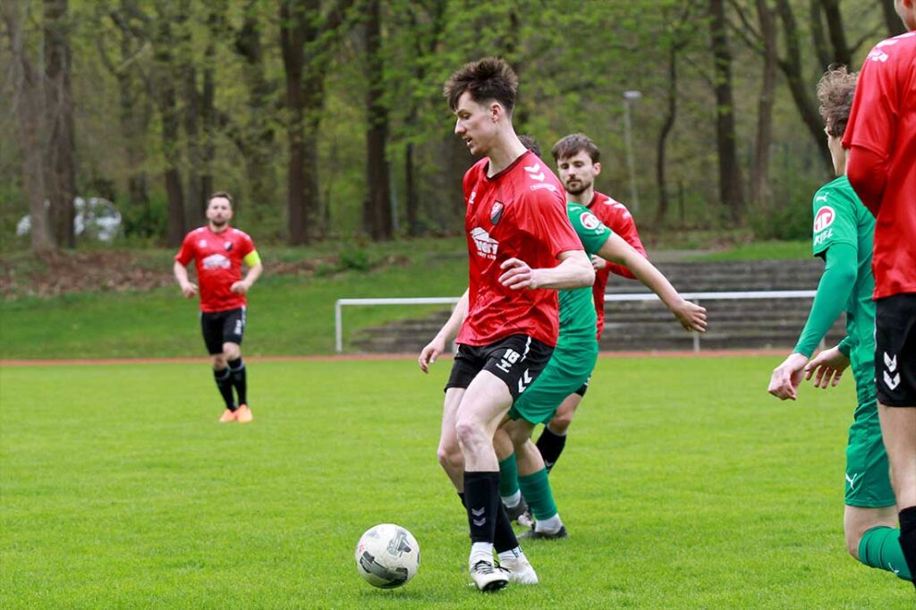 Thies Bütow (TSV Kropp) machte mit seinem Doppelpack das Dutzend an Saisontoren voll. Mit wichtigen Treffern zum 2-0 beim SVE Comet Kiel. © 2026 Ismail Yesilyurt 