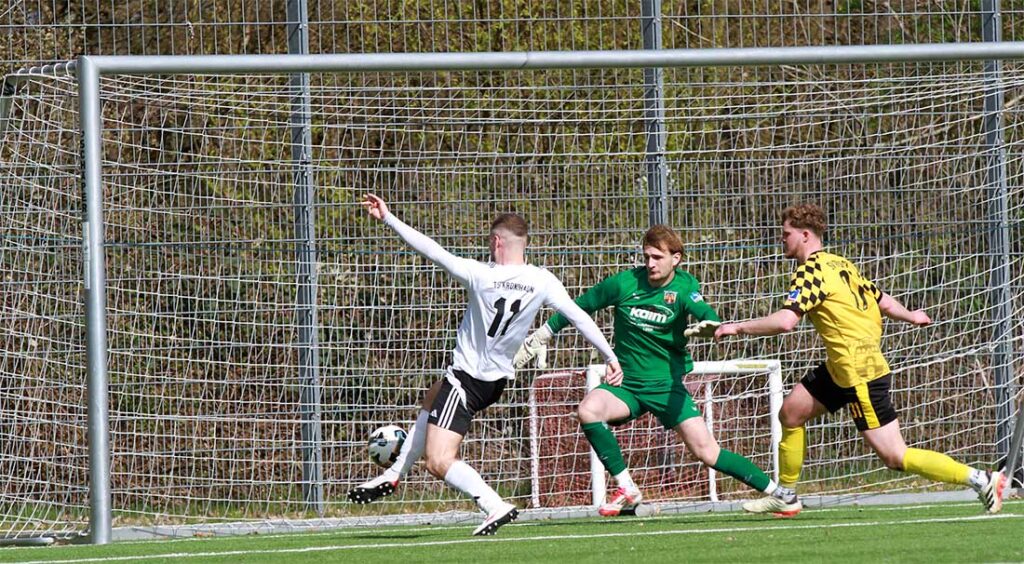 Thorge Jess (TSV Kronshagen) kurz vor dem 1-1 gegen Frisia Risum-Lindholm. © 2026 Ismail Yesilyurt