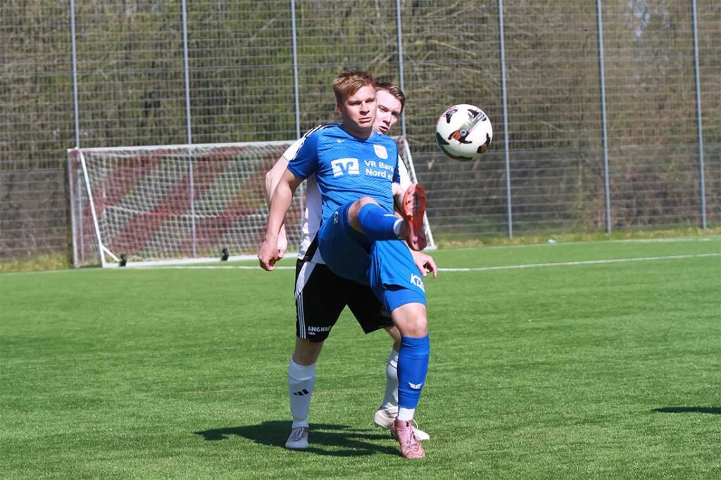 Tim Asmussen (TSV Friedrichsberg-Busdorf) bei der Ballbehandlung vor Lars Wethgrube (TSV Kronshagen). © 2026 Ismail Yesilyurt