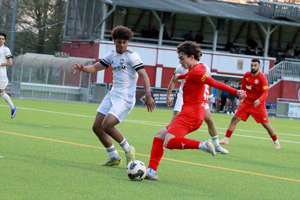 Tino Klein (Kilia Kiel) trifft hier gegen Louis Grobauer (1. FC Phönix Lübeck II) zum 4-0-Pausenstand. © 2026 Ismail Yesilyurt