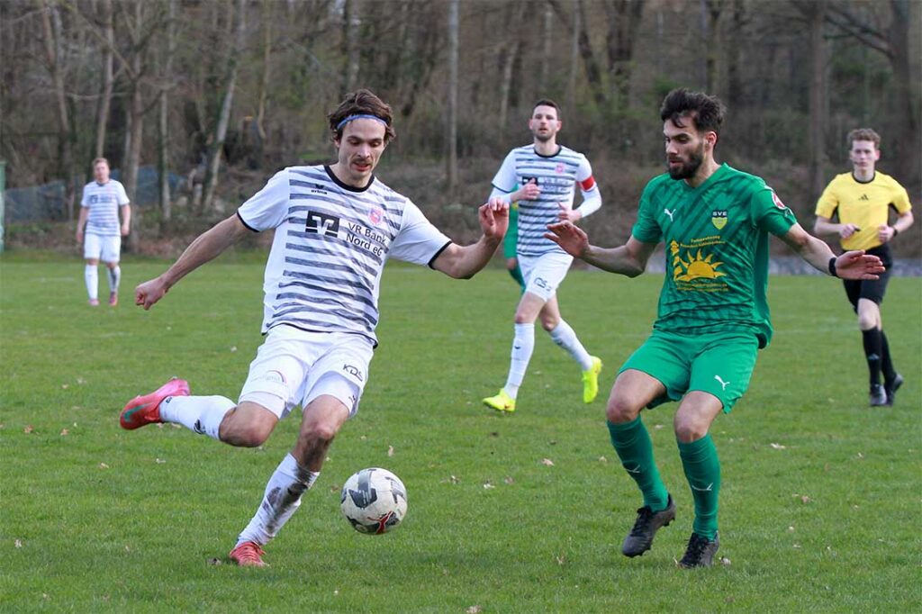 Tjark von Lanken (TSV Friedrichsberg), mit einer der besten Spieler, klärt vor Alban Jashari (SVE Comet Kiel)