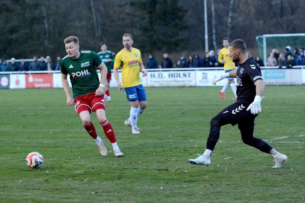 Tofe-Keeper Fabian Landvoigt klärt vor Fabian Engbrecht (MTSV Hohenwestedt). © 2026 Olaf Wegerich