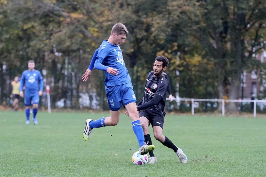 Tom Kohnke (vorne, TSV Plön) öffnet mit seinem 2:1-Siegtreffer die Tür zum Klassenerhalt ganz weit auf. © 2025 Ismail Yesilyurt