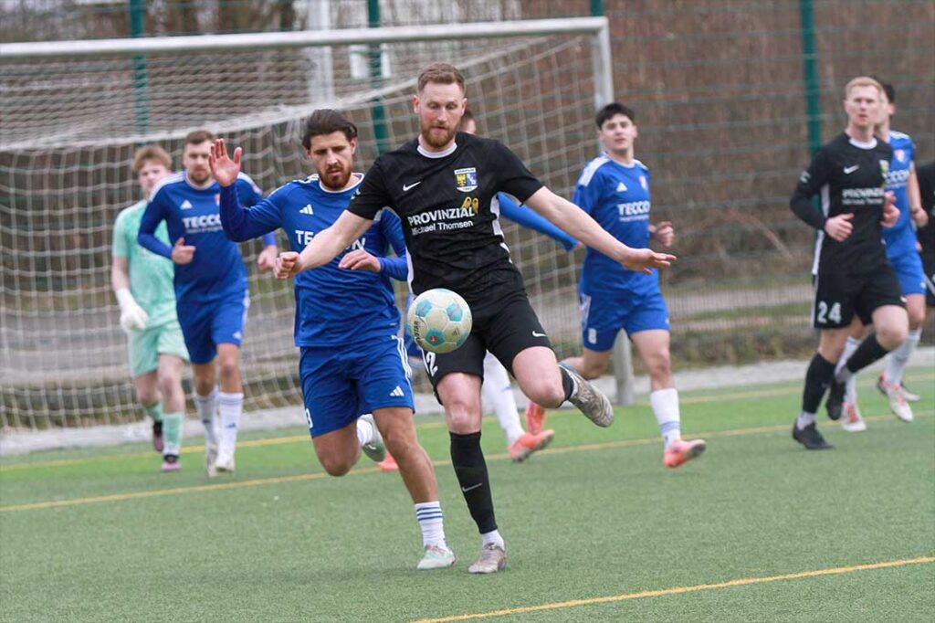 Torge Ebsen, hier gegen Salih Ramo (in blau, Eidertal), und der SV Dörpum blieben ertsmals nach 7 Spielen wieder ohne eigenen Treffer. © 2026 Ismail Yesilyurt