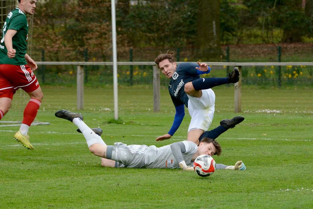 Torhüter Calvin Schultz (MTSV Hohenwestedt) klärt vor Tom Karshüning (Nordmark Satrup) © 2026 Olaf Wegerich