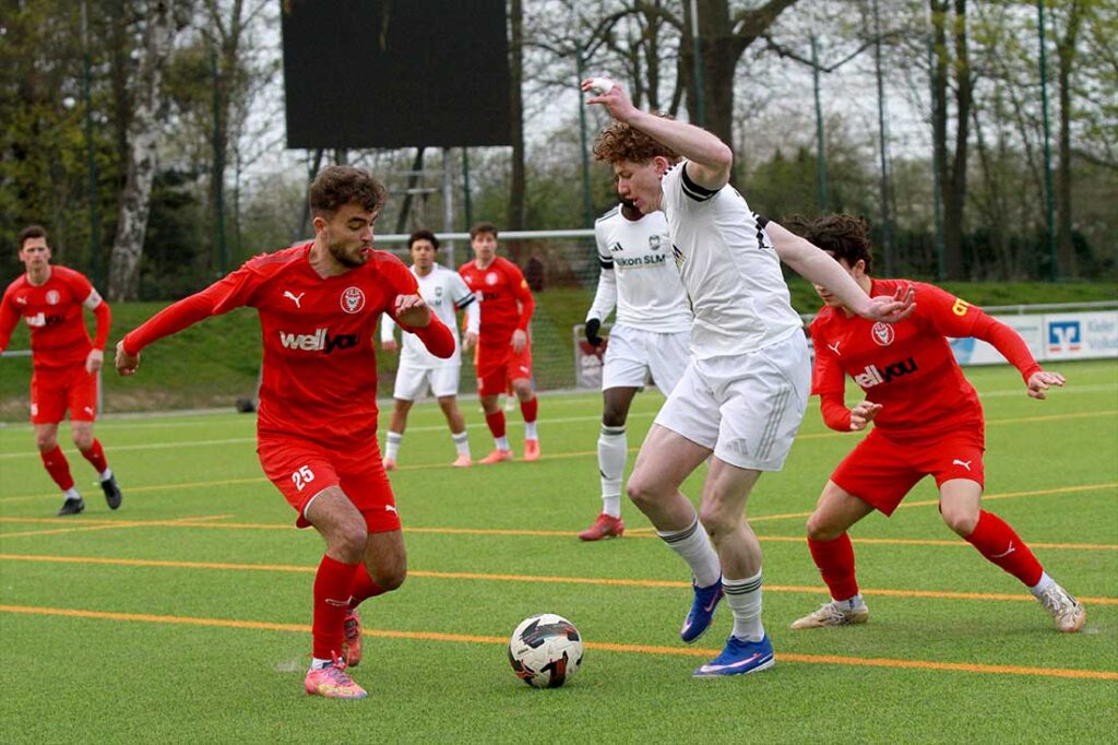 Torschütze Kevin Knott (1. FC Phönix Lübeck II) am Ball gegen Drilon Trepca (Kilia Kiel). © 2026 Ismail Yesilyurt.JPG