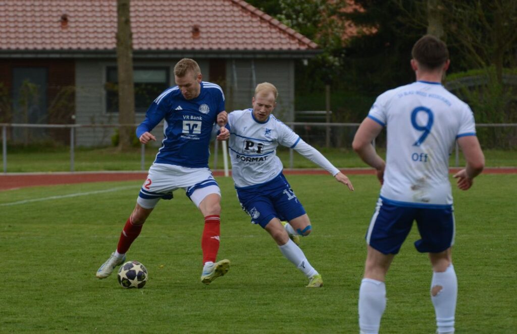 Torschütze Malte Lucht (TUS Nortorf) gegen Philipp Hölck (BW Wesselburen). © 2026 Olaf Wegerich