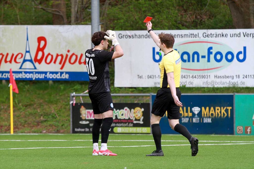 Tyler Dogan (Holstein Kiel II) kann es nicht fassen - Schiedsrichter Per Roloff zückt nach 70 Sekunden die Rote Karte. © 2026 Ismail Yesilyurt