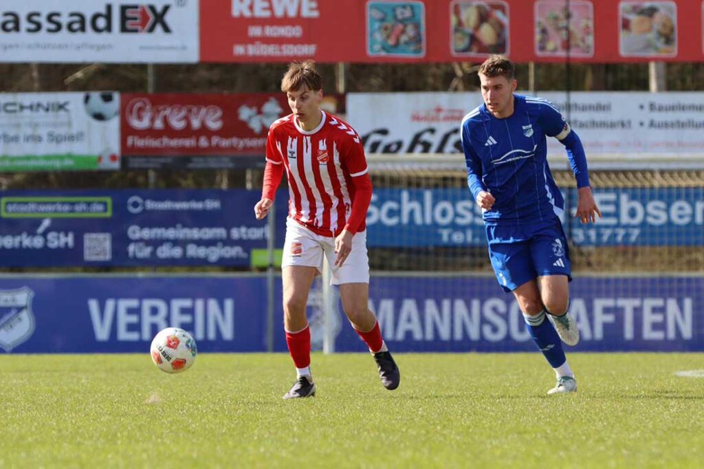 U19-Spieler Lennart Maschmann (SV Eichede) beim Einsatz in der Herren-Oberliga verfolgt von Felix Knuth (TuS Rotenhof). © 2026 Johannes Kramer