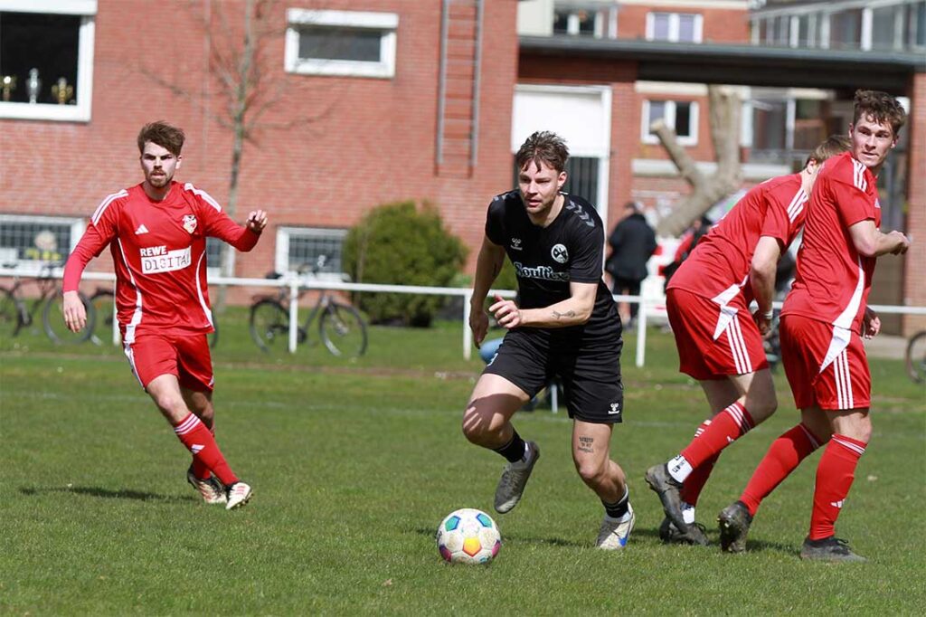 Verteidiger Ray-Colin Ebeling (SVG Pönitz) lässt gleich drei Spieler des Kieler MTV hinter sich. © 2026 Ismail Yesilyurt