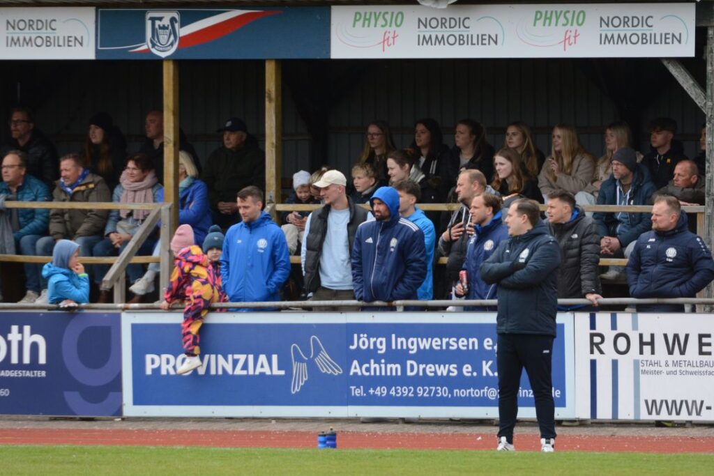 Viele Zuschauer besuchten das Spitzenspiel in der TUS-Arena. © 2026 Olaf Wegerich