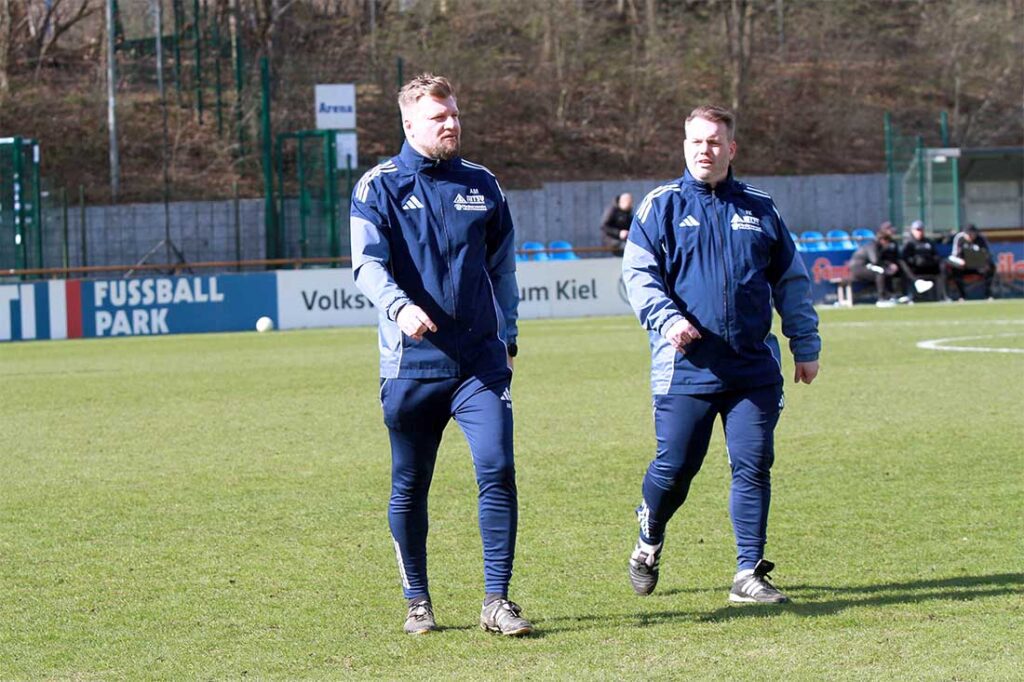 Welche Taktik wählen Cheftrainer Arend Müller (li.) und Co und Torwarttrainer Florian Kramme (MTSV Hohenwestedt) gegen den VfR Neumünster? © 2026 Ismail Yesilyurt