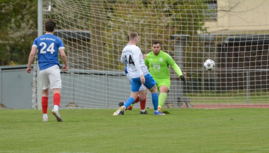 Yannick Wulf (Bönebüttel-Husberg) trifft nach einem abgfälschten Freistoß von Patrick Fürst zum Führungstreffer. © 2026 Olaf Wegerich