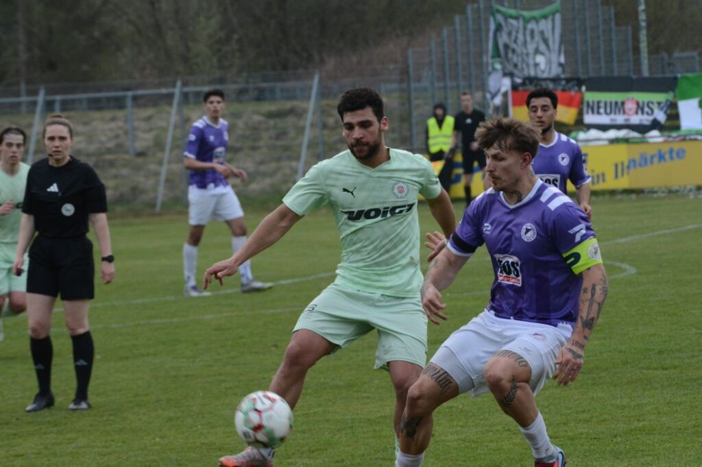 Youssef Bouzoumita (PSV Neumünster) gegen Kenny Korup (VfR Neumünster). © 2026 Olaf Wegerich