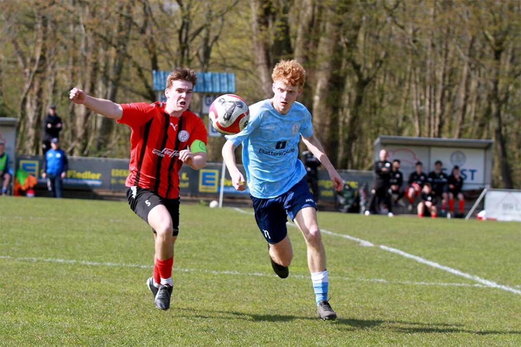 Zwei talentierte Kicker im Duell - Justus Schröder (Kapitän der Probsteier SG) gegen Henning Eberling (Suchsdorfer SV). © 2026 Ismail Yesilyurt