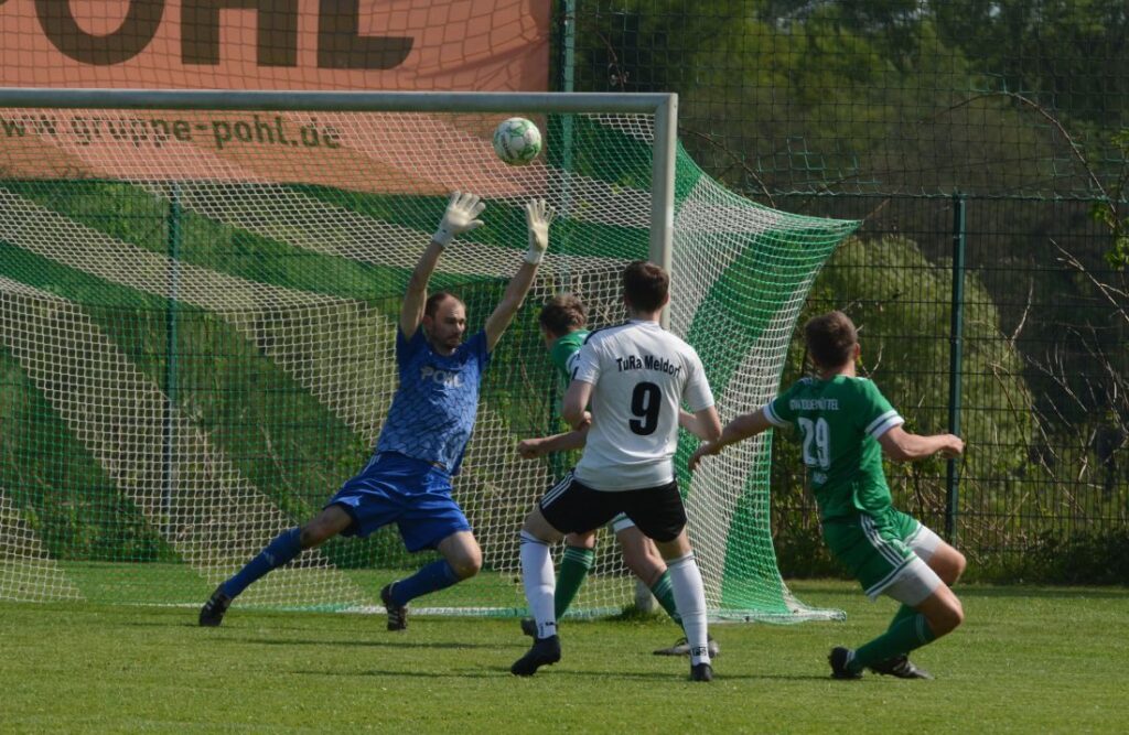 Boern Ehlers (TuRa Meldorf) mit einer Riesenchance gegen Yannick Holtz (Todenbüttel). © 2026 Olaf Wegerich
