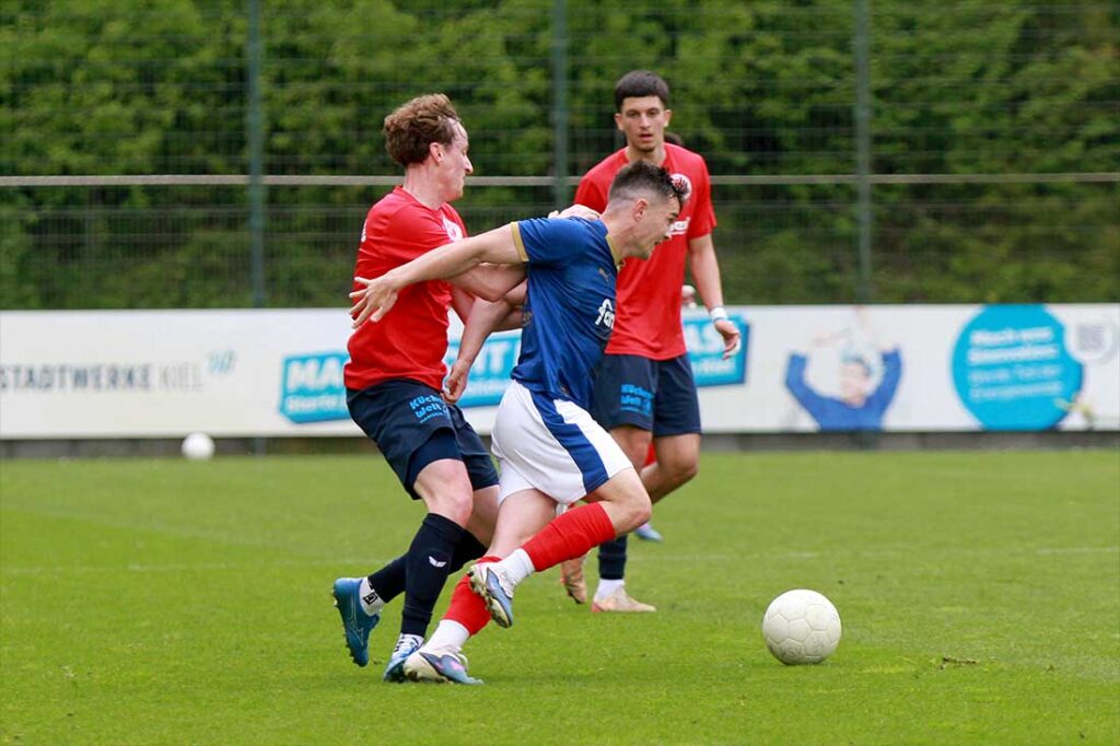 Brian Nielsen (Nordmark Satrup) packt gegen Kjell Knaak (Holstein Kiel II) zu. © 2026 Ismail Yesilyurt