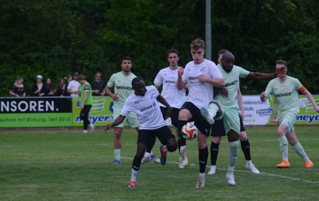 Darryl Nievchev und Tino Knobel (SV Wasbek) gegen Grady Zinkondo (PSV Neumünster). 2026 Olaf Wegerich