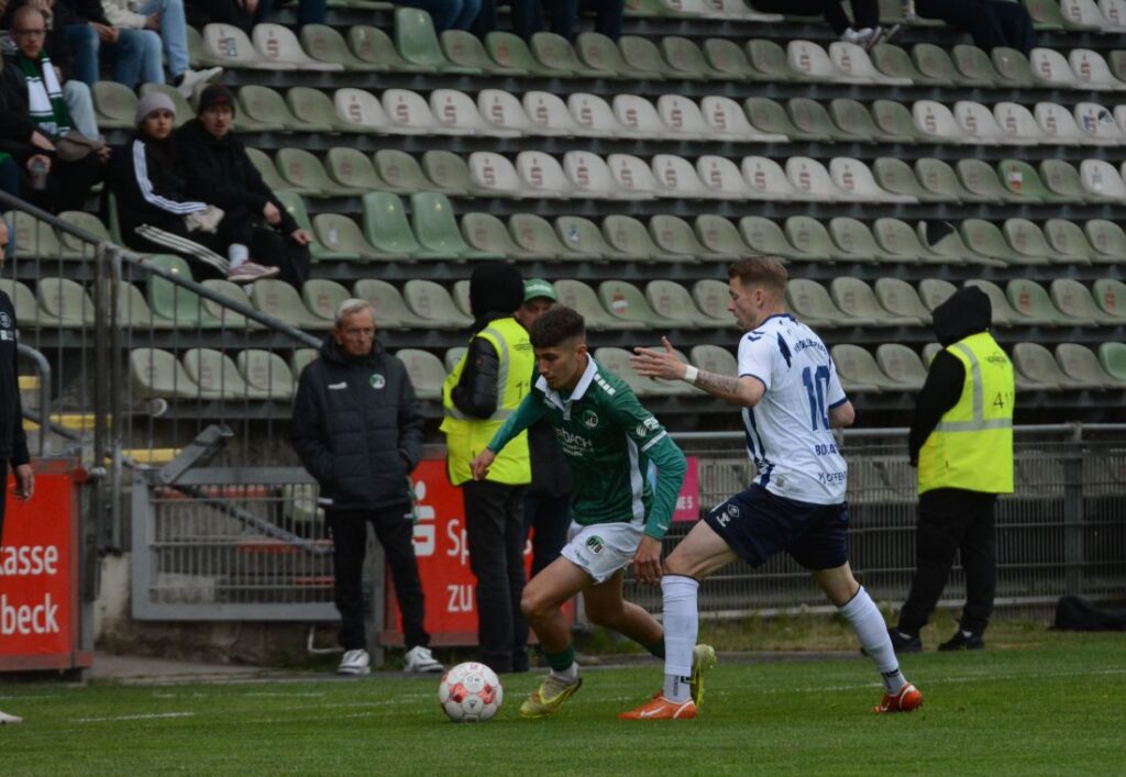 Davyd Ramaki (VfB Lübeck) gegen Julian Boccaccio (VfB Oldenburg). © 2026 Olaf Wegerich