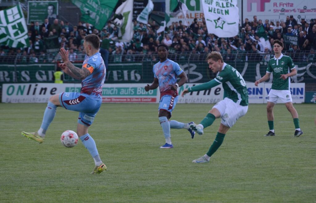Dominic Hartmann (Weiche Flensburg) wirft sich den Schuss von Julian Albrecht (VfB Lübeck). © 2026 Olaf Wegerich