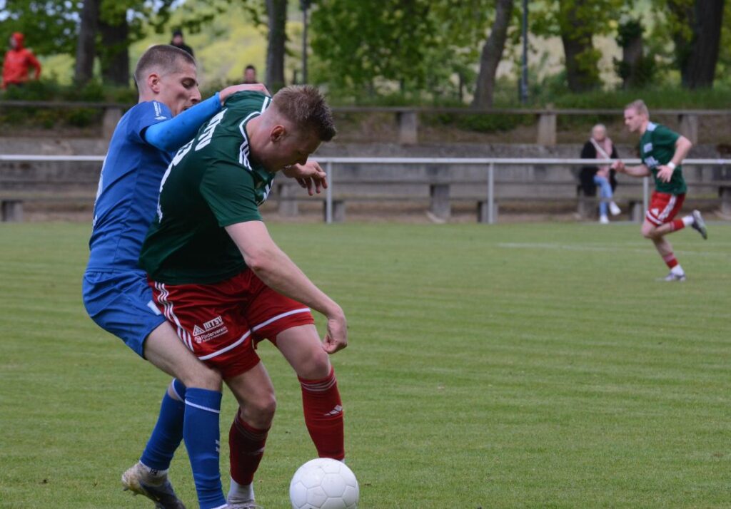 Doppeltorschütze Fabian Engbrecht (MTSV Hohenwestedt) gegen Phil Petersenn (Eutin 08). © 2026 Olaf Wegerich